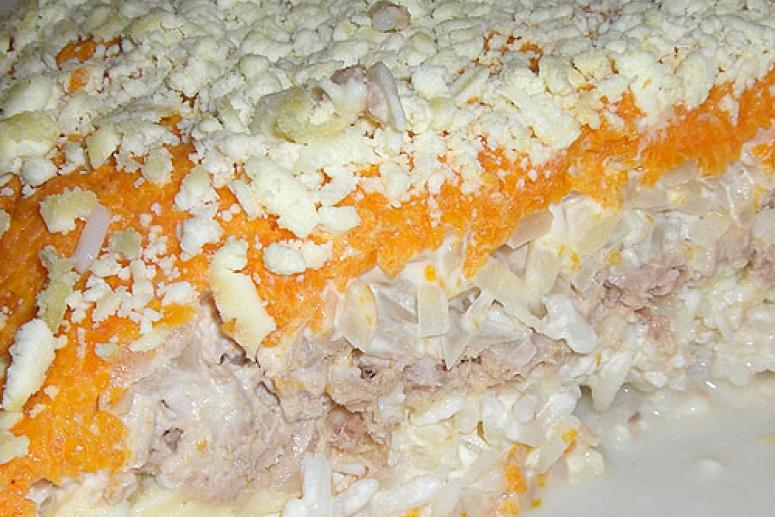 Салат «Мимоза» с консервированным лососем