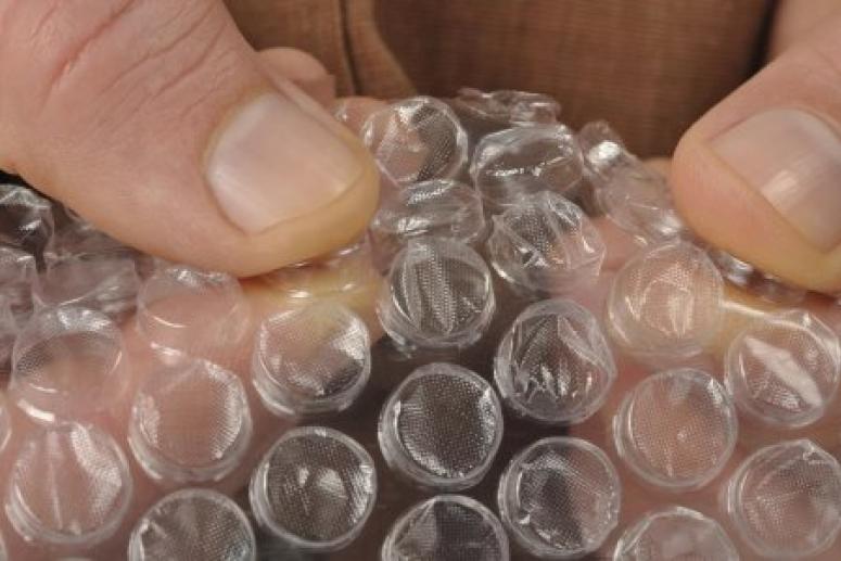 Учёные объяснили страсть к лопанью пузырьков упаковочной плёнки