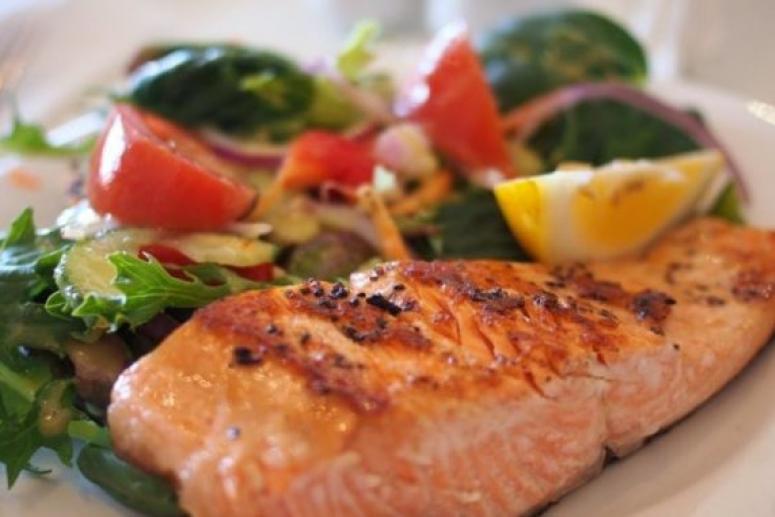 Три порции рыбы в неделю уменьшают риск рака кишечника на 12%