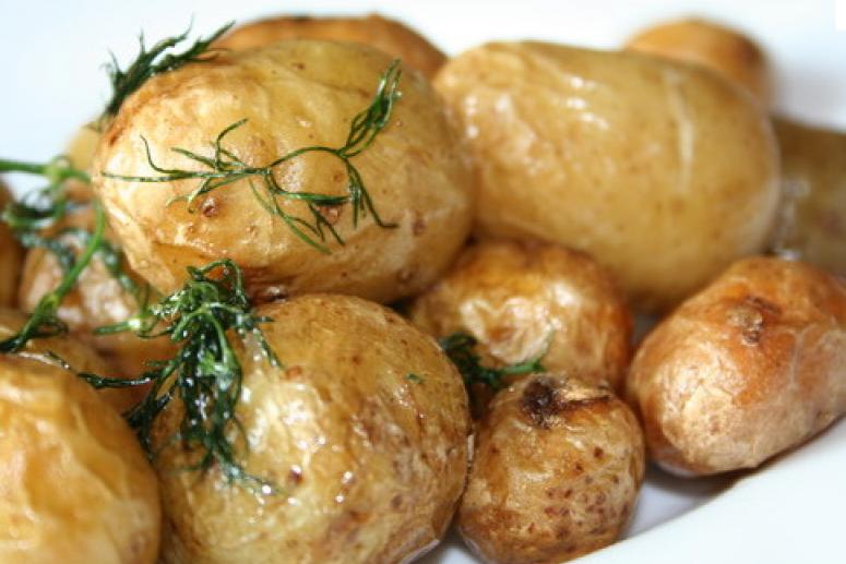 Печеный картофель на шампурах