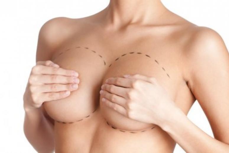 Американка призвала женщин дважды подумать перед увеличением груди