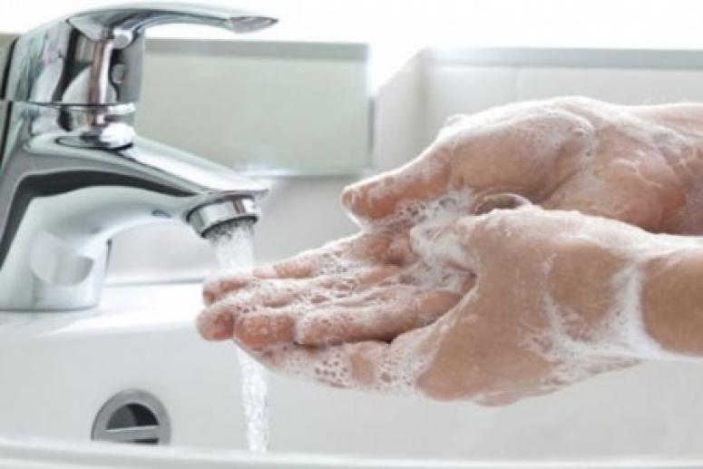 Медики развели три самых распространенных мифа о мытье рук
