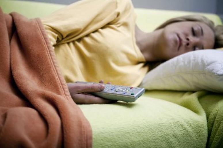Спать под включенный телевизор вредно для здоровья
