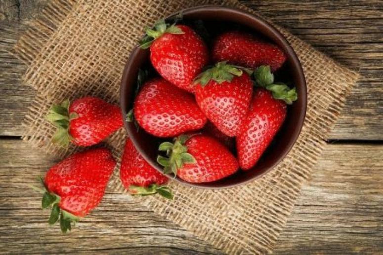 Чтобы ягода была всем полезна и не навредила фигуре, ешьте её правильно