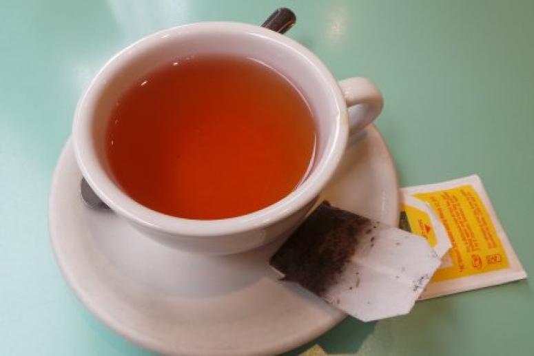 Чай из пакетика, сок и другие популярные напитки, которые лучше не пить