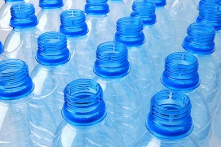 Дважды пить из пластиковых бутылок опасно для здоровья
