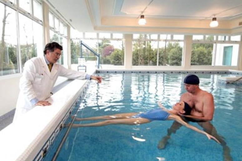Чем полезны занятия в бассейне при заболеваниях спины