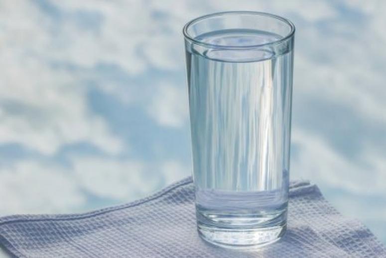 Для красоты и здоровья: медики назвали 7 причин пить воду только тёплой