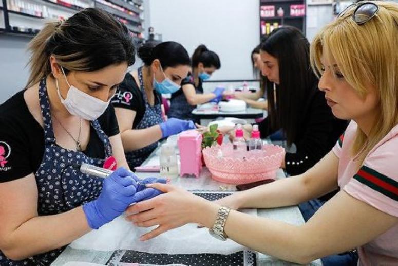 Россиянам напомнили об опасности заразиться гепатитом В и С в салонах красоты