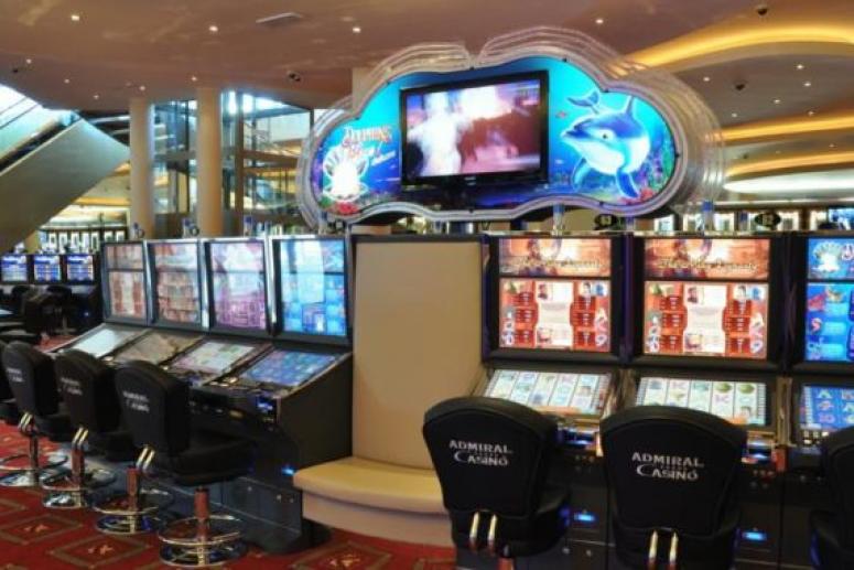 Объемный зал игровых автоматов зеркало казино Вулкан